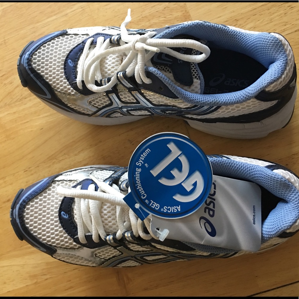 ASICS ladies Gel 240 Training shoes. New in box!